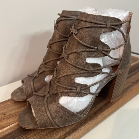 Quipid Gladiator Sandal Size 10 Peep Toe Bootie block Heel New in Box - Picture 2 of 12